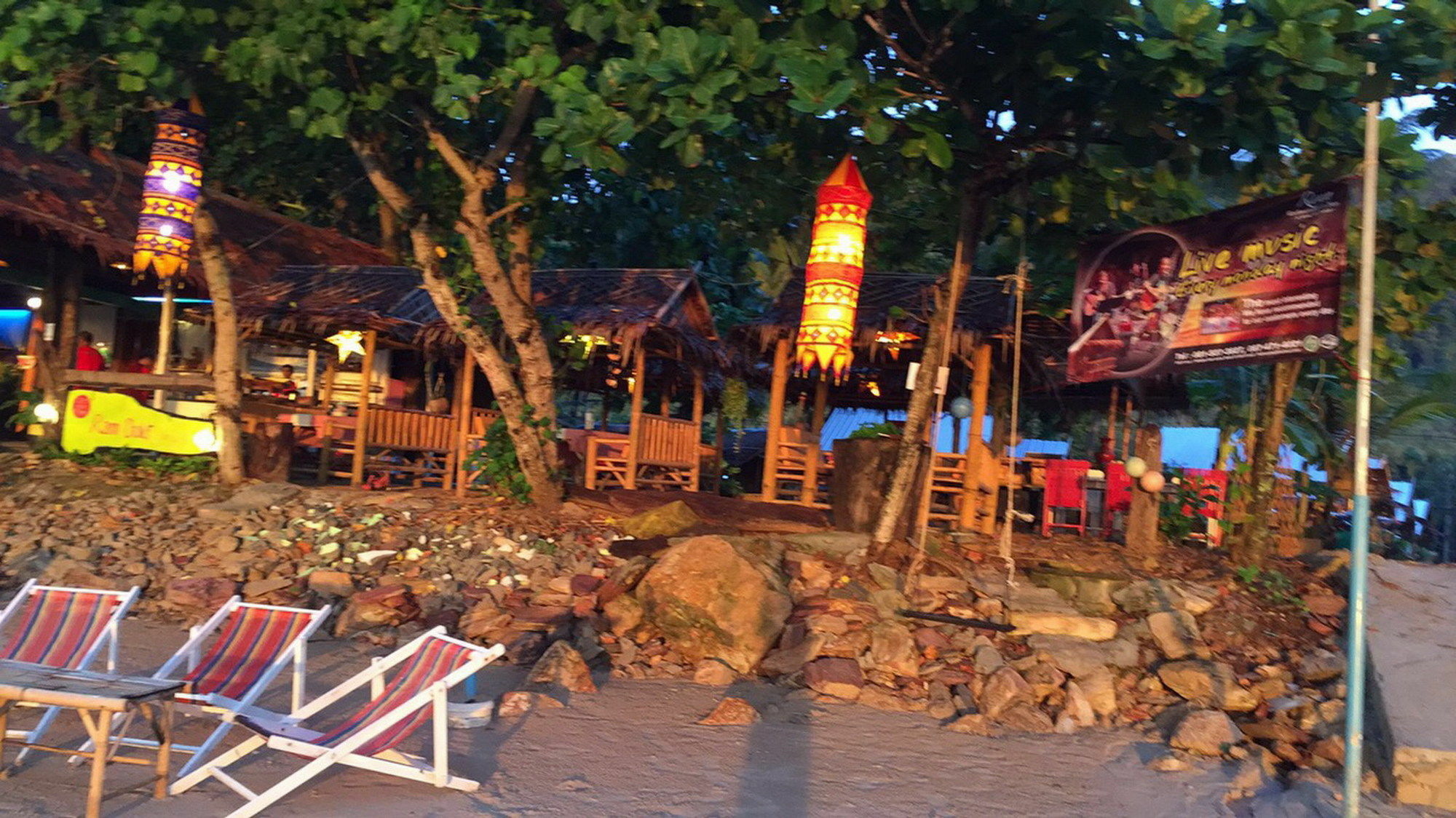 ร้านชาเลต์ บีช ไซด์ Hotel เกาะลันตา ภายนอก รูปภาพ
