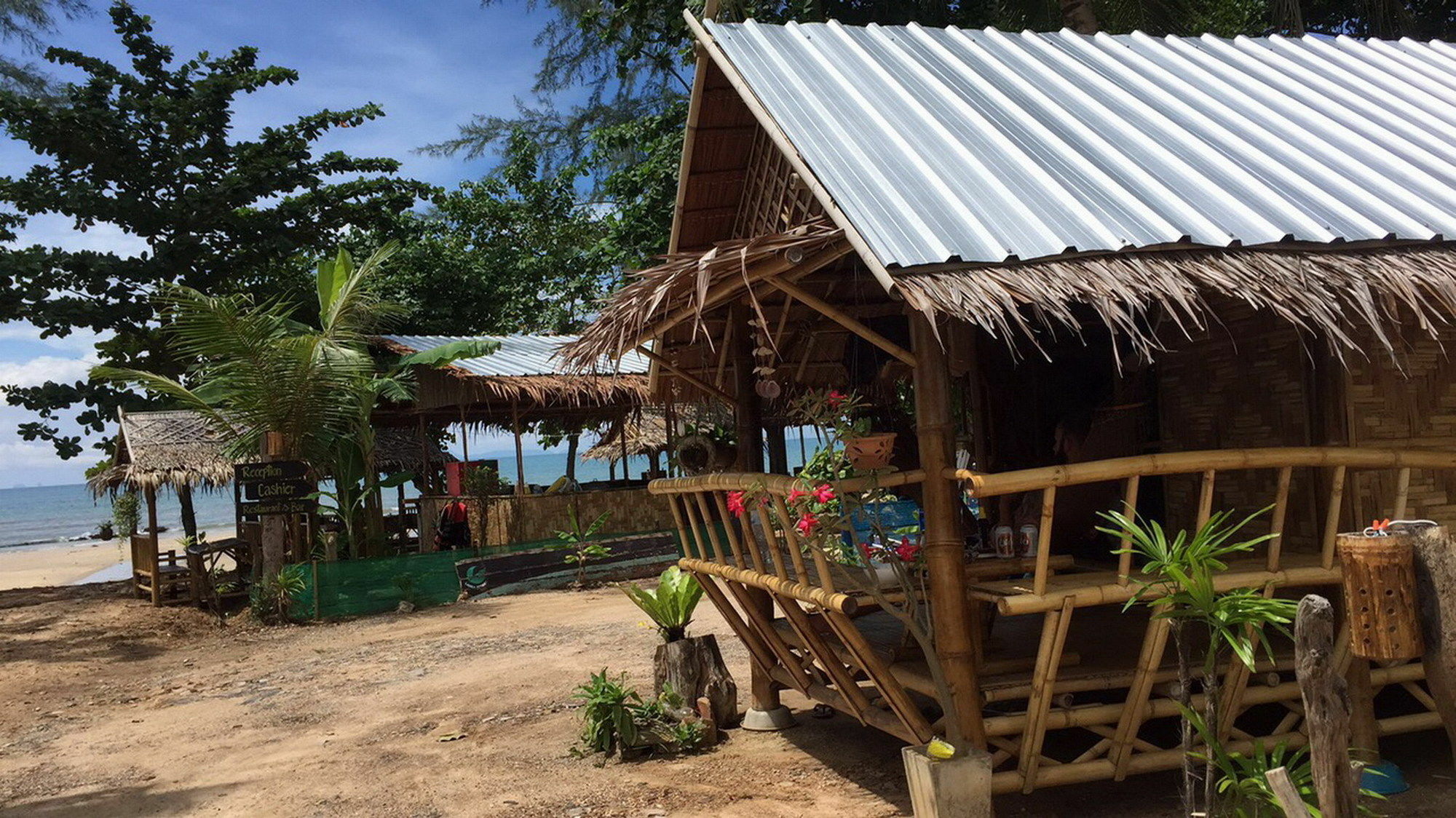 ร้านชาเลต์ บีช ไซด์ Hotel เกาะลันตา ภายนอก รูปภาพ